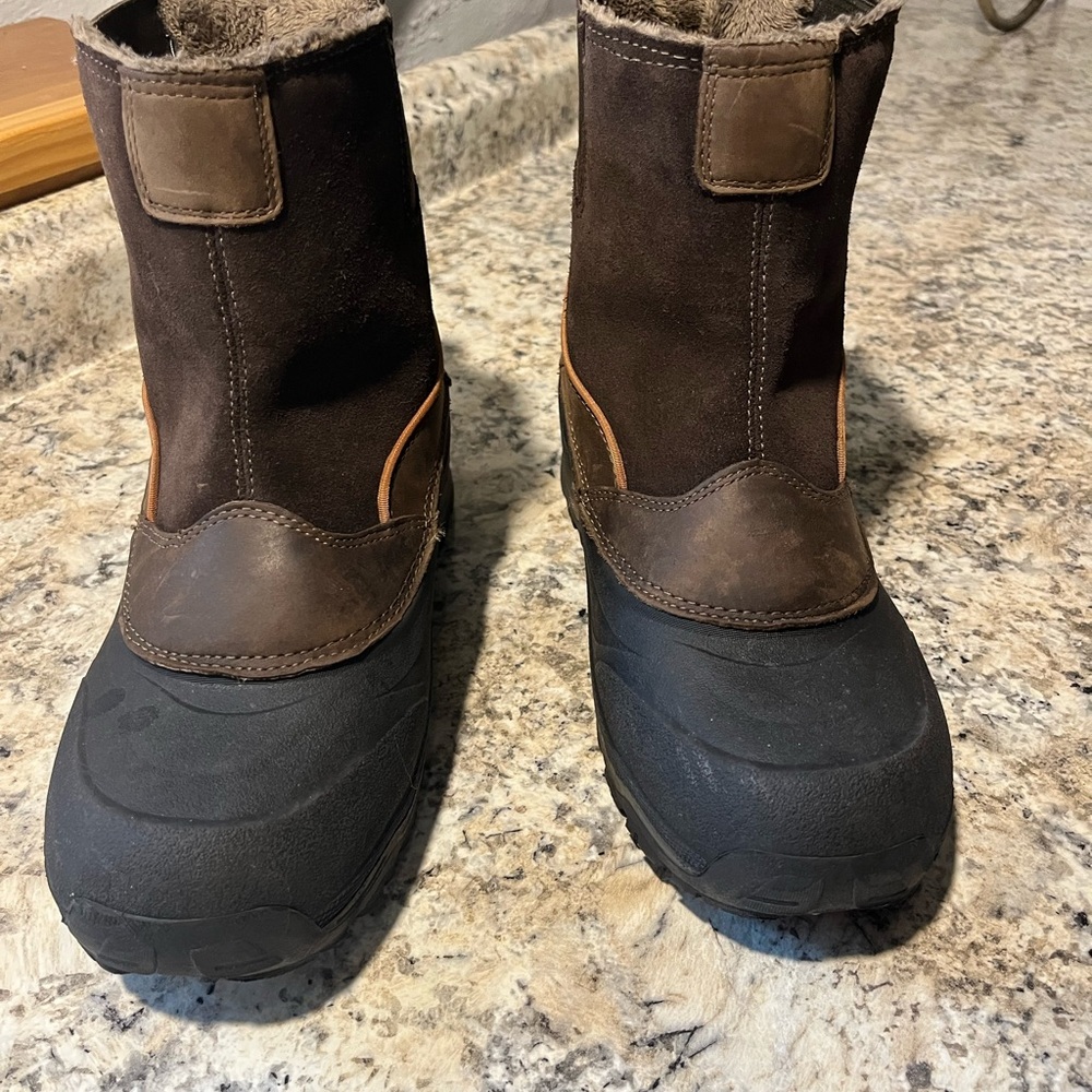 Eddie Bauer SnowFoil pull on Boots. Mens size 8.0